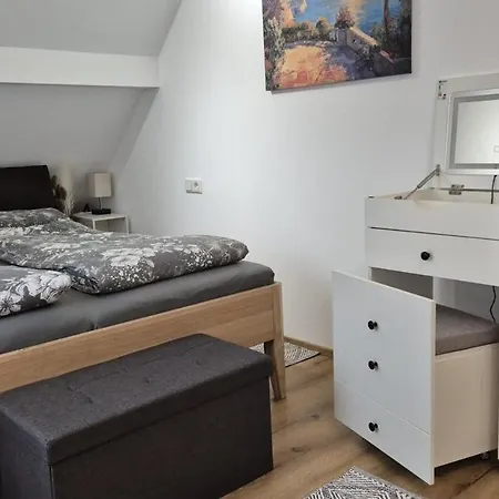 Apartamento Ari's Domizil - Tiny House Im Dachboden - 2 *